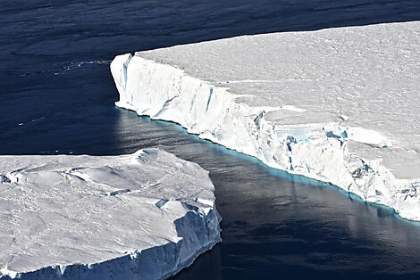 Sailing toward Larsen Ice Shelf
