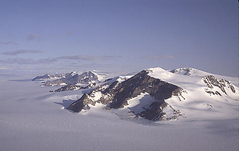 Halbumrundung Antarktis – auf den Spuren großer Entdecker-Mt_Luyendyk,_Fosdick_Mountains,_Marie_Byrd_Land,_West_Antarctica_C.Siddoway.jpg