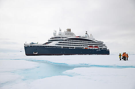 Les manchots empereurs de la mer de Weddell-N°0273_O220122_Larsen-Ice-landing©StudioPONANT-Morgane Monneret.jpg