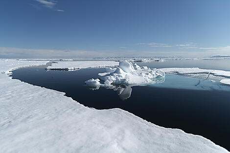 Fjords and glaciers of Spitsbergen -No2543_CR14_A150502-80°-Nord©StudioPONANT-GlennLeBras.jpg