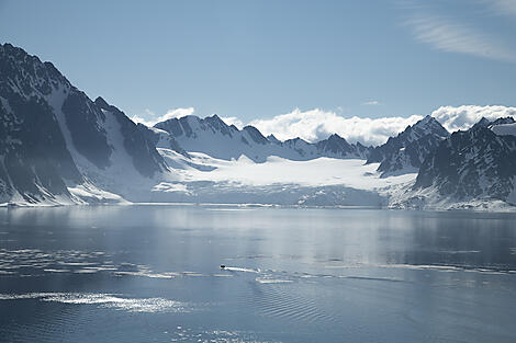 Fjords and glaciers of Spitsbergen-No2579_CR14_A150502-Raufjorden©StudioPONANT-GlennLeBras.jpg