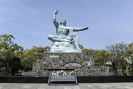 Îles secrètes de Kyushu et héritage ancestral-N-785_S060416_Nagasaki©StudioPONANT-Margot Sibilaud.jpg