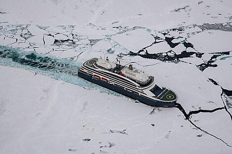 Le pôle Nord géographique et le Scoresby Sund-N°2404_CR17_O220822©StudioPONANTJoanna Marchi.jpg