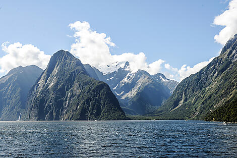 Trésors naturels de Nouvelle-Zélande-N-2_S130116_Milford-Sound©StudioPONANT_Margot-Sibilaud.jpg