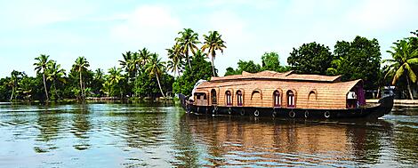 02-07-01-07-22-Istockphoto-India-House_Boat-Kerala.jpg