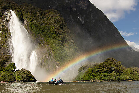 Expedition ins Herz Neuseelands-N-1582_R200319_Milford-Sound_New-Zealand©Studio PONANT-Charlotte Ortholary.jpg