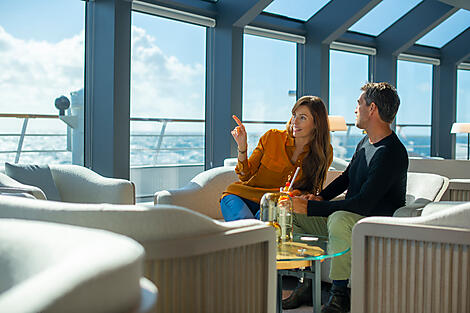 Ocean Voyage: Bergen - Quebec-N-13_lifestyle_observatoire_anori_CDT Charcot©StudioPONANT-OlivierBlaud.jpg