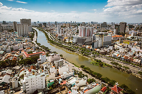 Kreuzen auf dem Fluss Saigon