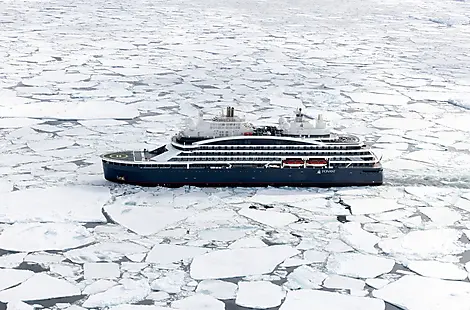 Au cœur des glaces de l'Arctique, du Svalbard au Groenland-3260-O220522_greenland_POLAR_RAID©PONANT-julien-fabro.jpg