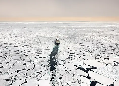 Transarctique, la quête des deux pôles Nord-3995-O220522_greenland_POLAR_RAID©PONANT-julien-fabro.jpg