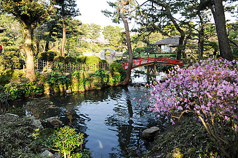 Cruise Treasures of Japan by Sea – with Smithsonian Journeys from Kobe 