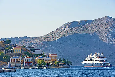 Kreuzfahrt zu den griechischen Inseln der südlichen Ägäis – mit Smithsonian Journeys-No-(2292)B_G270622_Grèce_Symi_Bougainville_mouillage©StudioPONANT-AurélienCorlay_3008x2000.jpg