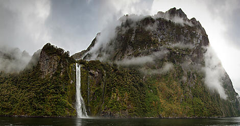 Neuseelands Südinsel vom Meer aus: Eine Reise ins Fjordland – mit Smithsonian Journeys-Mick-Fogg-Milford Sound.jpg