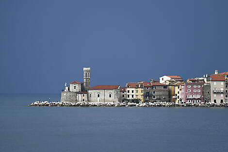 Cities and splendours of the Adriatic-N-208_Y130519_Naples_Venise©Studio PONANT-Nicolas Leconte.jpg