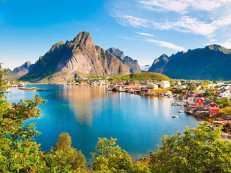 Merveilles de la côte norvégienne et soleil de minuit-AdobeStock_124584069.JPEG