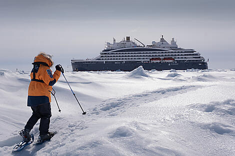 Encounter with the Last Guardians of the North Pole-00035_CC150523_Le_Commandant_Charcot_Greenland_Snow_Shoeing_©PONANT-Photo-Ambassador-Ian Dawson(1).jpg