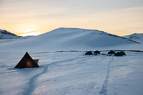 Rencontre avec les derniers gardiens du Pôle-2593-O220522_greenland_POLAR_RAID©PONANT-julien-fabro.jpg