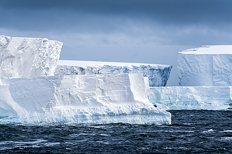 Côte inexplorée de l’Est Antarctique et Terre Australes françaises-10_Antarctique_Icebergs_tabulaires_Mer_de_Ross_©StudioPONANT_MorganeMonneret.TIFF