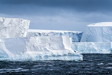 Côte est inexplorée de l’Antarctique et terres australes françaises-10_Antarctique_Icebergs_tabulaires_Mer_de_Ross_©StudioPONANT_MorganeMonneret.TIFF