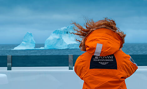 Côte est inexplorée de l’Antarctique et terres australes françaises-00098_CC140223_Guest_Parka_Iceberg_Antarctica_©PONANT-Photo-Ambassador-Ian Dawson.JPEG