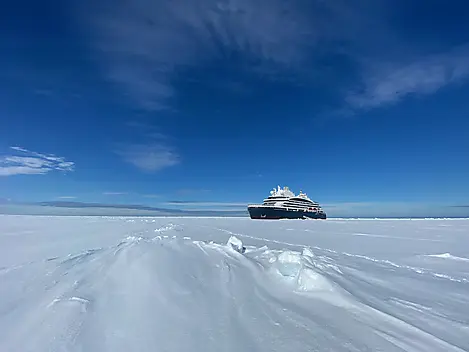 Entre deux continents, terres inexplorées d’Antarctique-IMG_2198_Commandant-CHARCOT_Groenland-Juin2021©PONANT-Nicolas Dubreuil.jpg