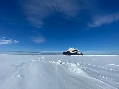 Entre deux continents, terres inexplorées d’Antarctique-IMG_2198_Commandant-CHARCOT_Groenland-Juin2021©PONANT-Nicolas Dubreuil.jpg