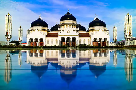 Inseln, Städte und Vulkane Indonesiens-AdobeStock_475947911.jpeg