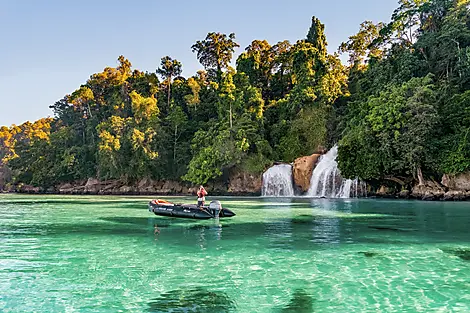 Odyssée en Nouvelle-Guinée-44_R_Indonesie_WestPapua_KitiKitiWaterfall_Mammon©StudioPONANT_Juliette_Leclercq.tif