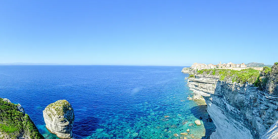 Korsikas Küsten unter den Segeln der Le Ponant
