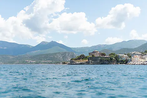 Korsikas Küsten unter den Segeln der Le Ponant-N-2041_T180720_Nice-Nice©StudioPONANT_Laura Gelfged.jpg