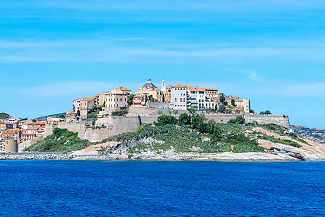 Korsikas Küsten unter den Segeln der Le Ponant-No-2030_LY040523_Nice-Civitavecchia_©StudioPONANT_AlexandreHerbrecht.jpg