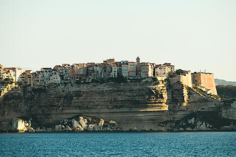 Korsikas Küsten unter den Segeln der Le Ponant-N-236_Y120819_Athenes_Civitavecchia©Studio PONANT-Nicolas Leconte.jpg