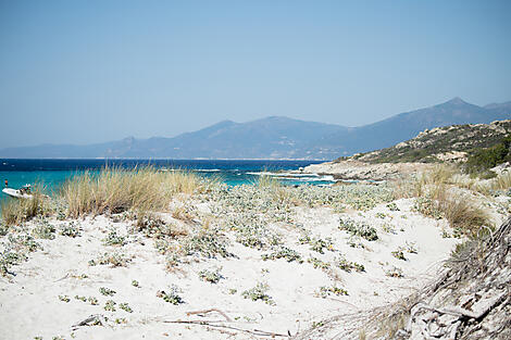 Korsikas Küsten unter den Segeln der Le Ponant-N-2049_T110720 Nice-Nice©StudioPONANT_Laura Gelfged.jpg