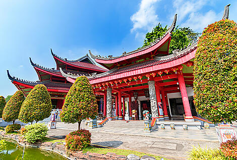 De temples en volcans : l’âme indonésienne-Semarang-Java-Chinese-Temple_Adobe_241058213.jpg