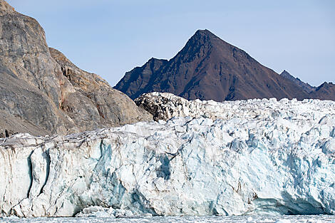 The Far North from Spitsbergen to Iceland-No-2460_CR25_B100822_Longyearbyen_Longyearbyen©StudioPONANT_MorganeLANCO.jpg