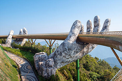 Die Küste Vietnams auf dem Seeweg: Von Singapur nach Hongkong – mit Smithsonian Journeys-AdobeStock_612173831_Editorial_Use_Only_3008x2000.jpg