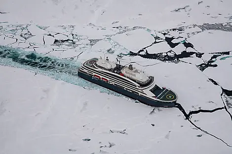 The Geographic North Pole and the east coast of Greenland -N°2404_CR17_O220822©StudioPONANTJoanna Marchi.jpg