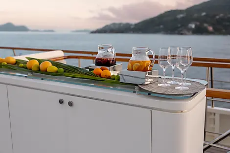 La French Riviera sous les voiles du Ponant -0O5A3182_PO150123_lle_Ponant_sundeck_lifestyle©_PONANT-Julien Fabro.JPEG