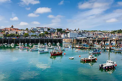 Archipels britanniques et rivages celtiques    -istock-port guernsey.jpg