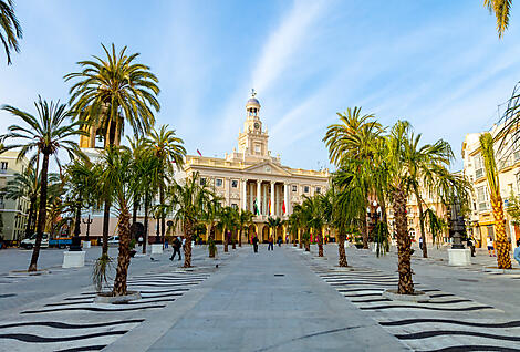 Inselschätze und iberische Küsten-AdobeStock_66870966_City hall of Cadiz, Spain.jpg