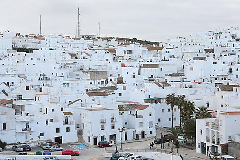 Heavenly Islands & Iberian shores-N-2021_C011118_Cadix©StudioPONANT_Margot Sib.jpg