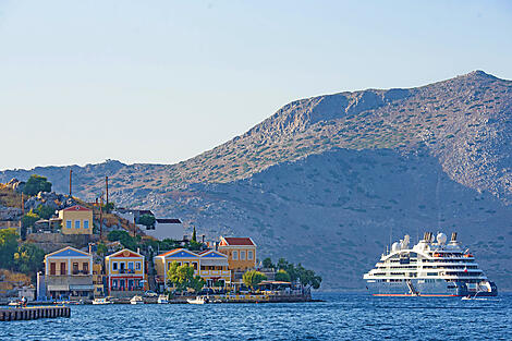 Entlang der griechischen Inseln der südlichen Ägäis – mit Smithsonian Journeys-No-(2292)B_G270622_Grèce_Symi_Bougainville_mouillage©StudioPONANT-AurélienCorlay_3008x2000.jpg