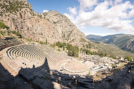 La grande Bleue, au fil des civilisations-No-2226_Y020922-DELPHES©StudioPONANT-Adrien MORLENT.JPEG