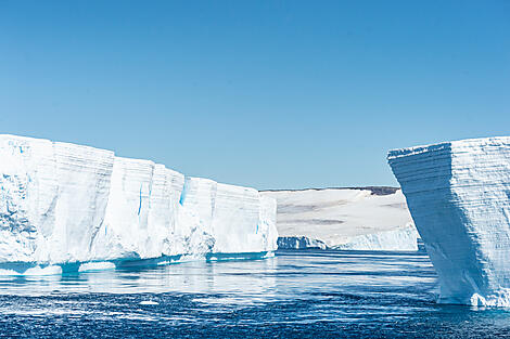 L’Antarctique emblématique -No-2161_B060220_Ushuaia-Ushuaia©StudioPONANT-Laurence FISCHER.jpg