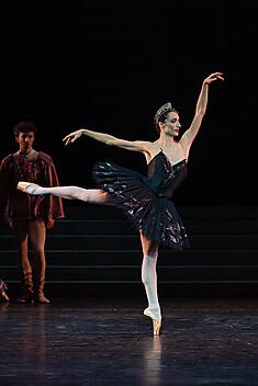 The Baltic Sea in partnership with the Paris Opera Ballet-2223LAC_YKellerman_1202_PG0678_LAC DES CYGNES_Rudolf Noureev_Dorothée Gilbert (Odile) (c) Yonathan Kellerman OnP.jpg