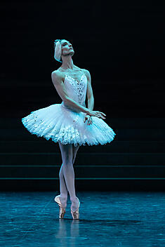 The Baltic Sea in partnership with the Paris Opera Ballet-LE LAC DES CYGNES (Rudolf Noureev), Dorothée Gilbert (Odette) ©Yonathan Kellerman OnP 2223_1202_PG0429_.jpg