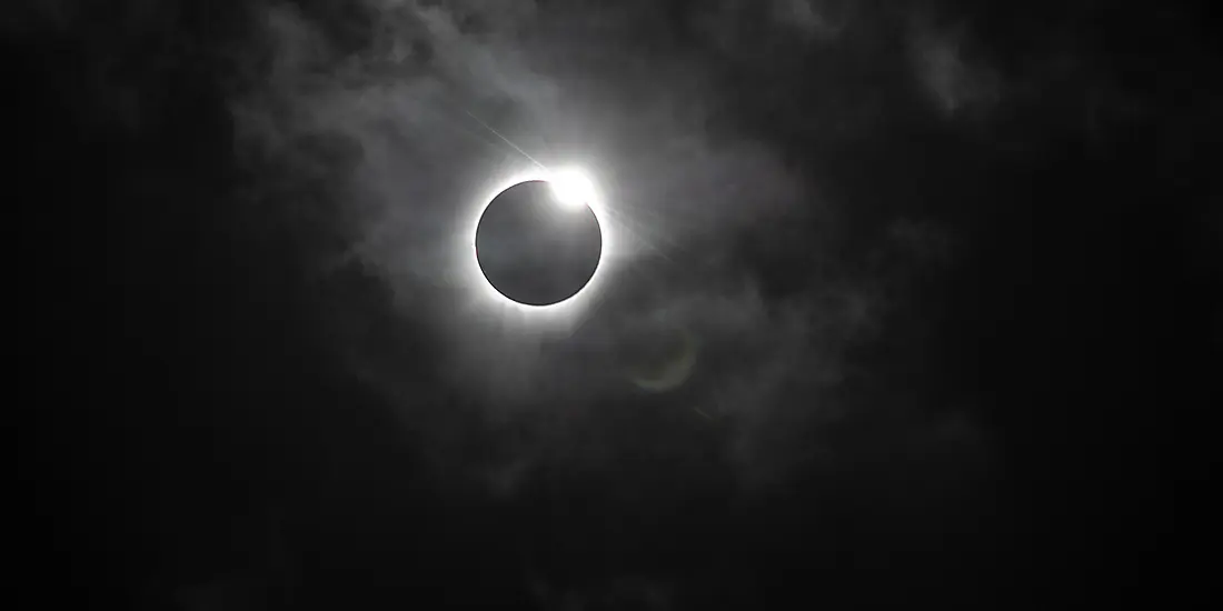 Eclipse solaire totale en mer Méditerranée