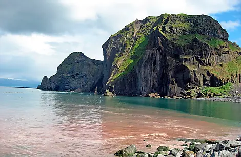 Wilde Landschaften in Schottland, auf den Färöer und Island-iStock_000047645908_Large_resize_Heimaey.jpg