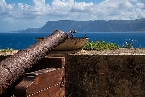 Auszeit entlang Italiens Küsten  -No-2075_EG300424_LA-VALETTE_LA-VALETTE_SICILE_REGGIO DE CALABRE_SCILLA_VUE DE LA FORTERESSE©StudioPONANT-Lucile-HERVÉOU.jpg