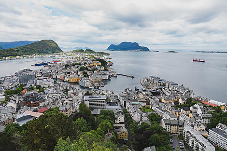 Norwegian fjords-No-2132_U160619_Aalesund©StudioPONANT-Violette Vauchelle.jpg